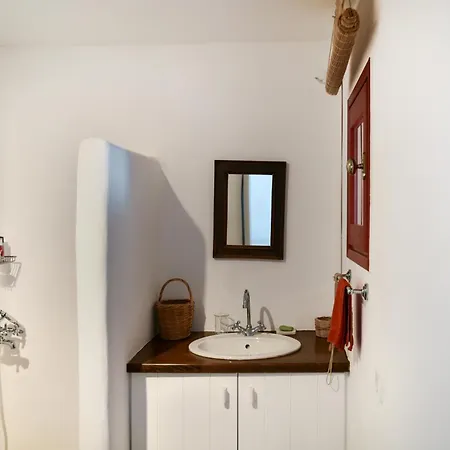Holiday home Rosalie Red House Lichnaftia