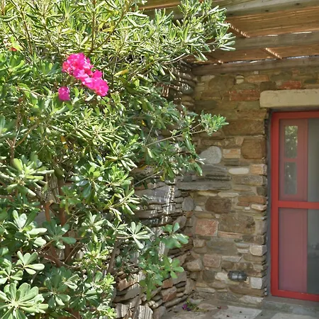 Holiday home Rosalie Red House Lichnaftia
